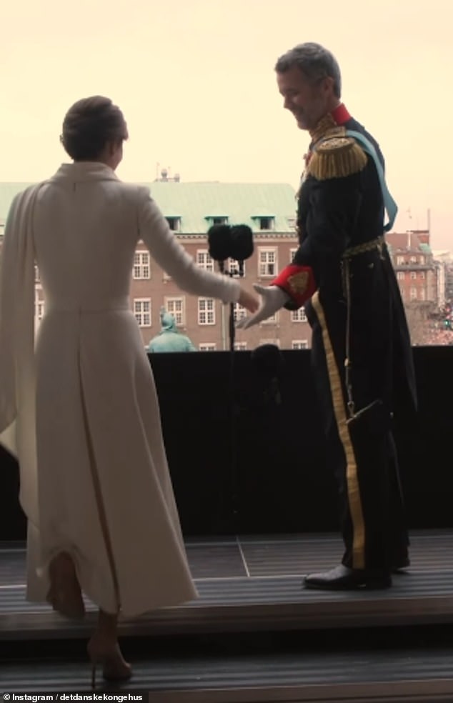 Das Filmmaterial springt dann zu Königin Mary, die auf den Balkon geht, um gemeinsam mit ihrem Mann der Menge der königlichen Fans zuzuwinken