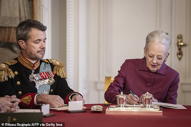Die ehemalige Monarchin unterzeichnete ihre historischen Abdankungspapiere im Beisein ihres Sohnes und Enkels Prinz Christian, 18, im Schloss Christiansborg in Kopenhagen