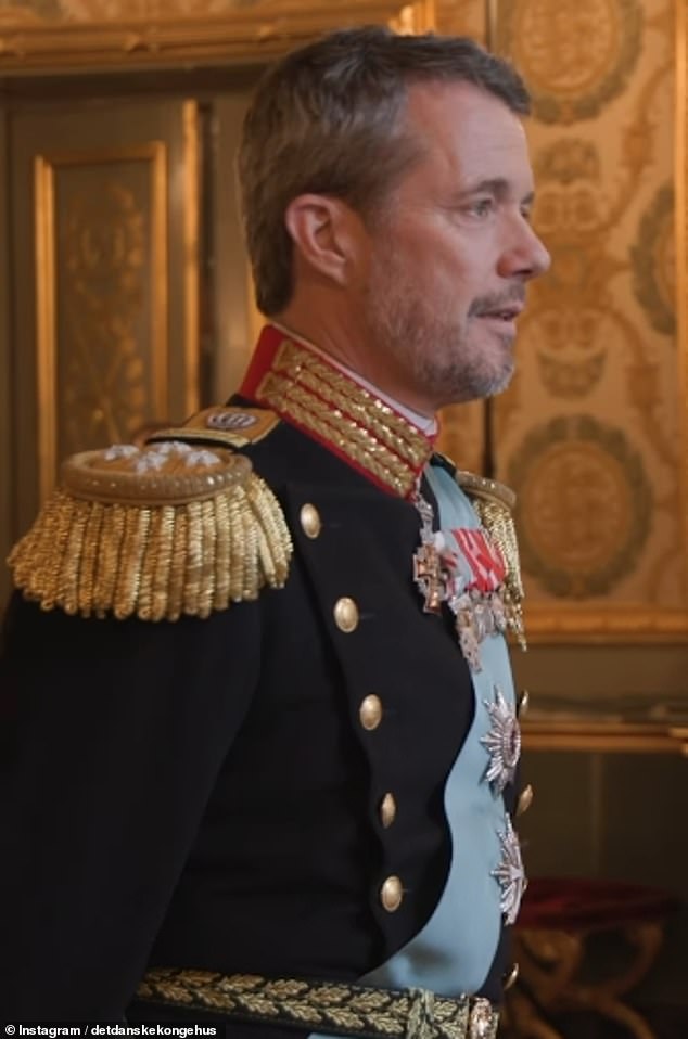 Auf der Instagram-Seite der dänischen Königsfamilie wurden ergreifende Aufnahmen hinter den Kulissen gepostet, die den Moment zeigen, als Frederik sich nervös dem Balkon näherte, um seinen ersten öffentlichen Auftritt seit seiner Ernennung zum König zu machen