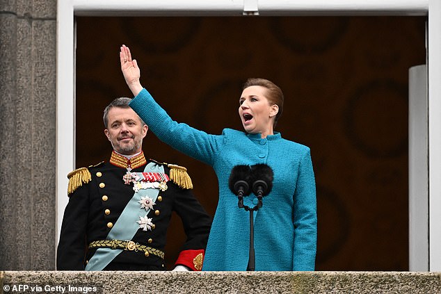 Die dänische Premierministerin Mette Frederiksen verkündet vom Balkon des Schlosses Christiansborg in Kopenhagen die Thronbesteigung des dänischen Königs Frederik