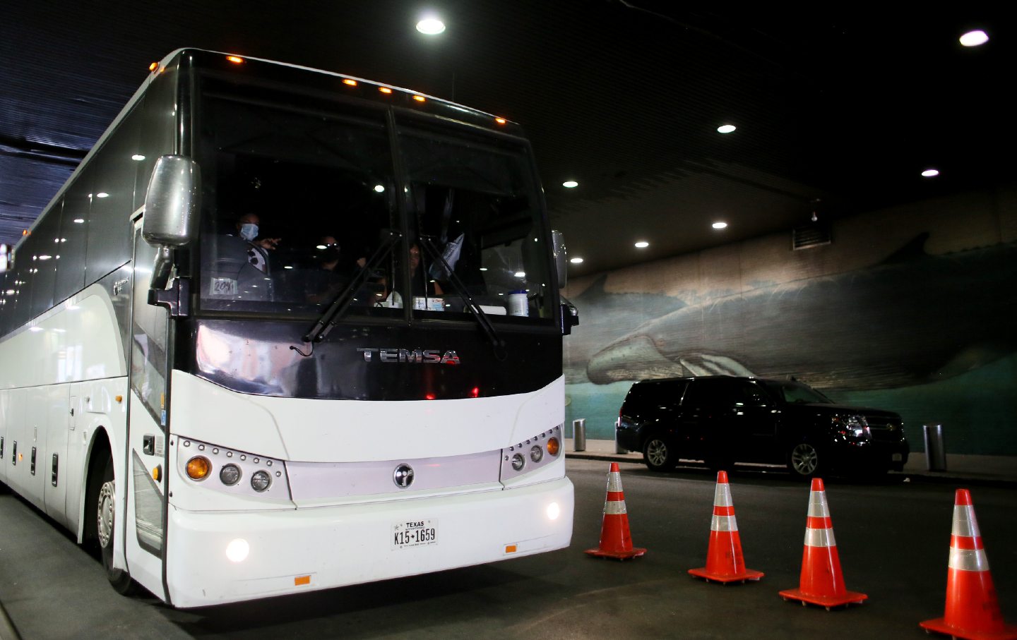 Ein Bus mit Migranten aus Texas kommt am 25. August 2022 am Port Authority Bus Terminal in New York City an.