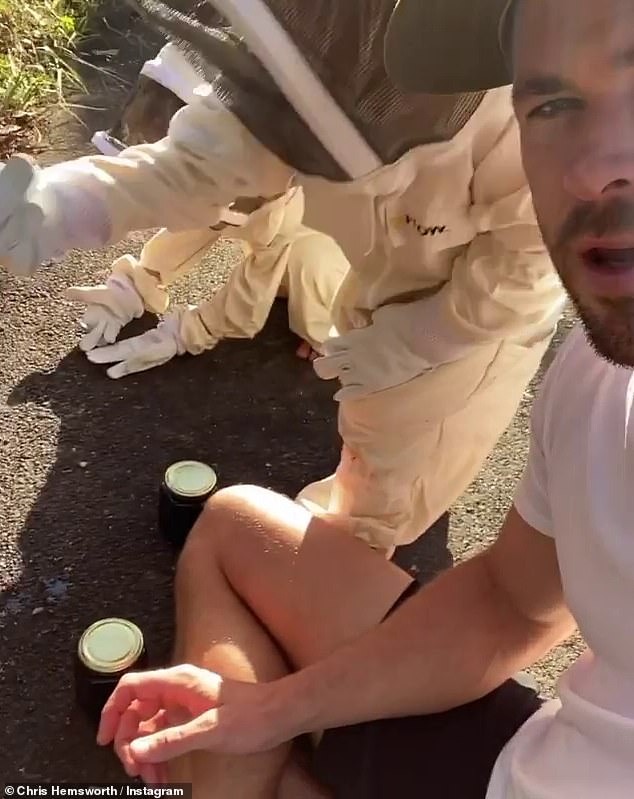 Chris Hemsworth hat auch seine eigenen Bienenstöcke und verzichtete in einem aktuellen Social-Media-Beitrag mutig auf jegliche Schutzkleidung