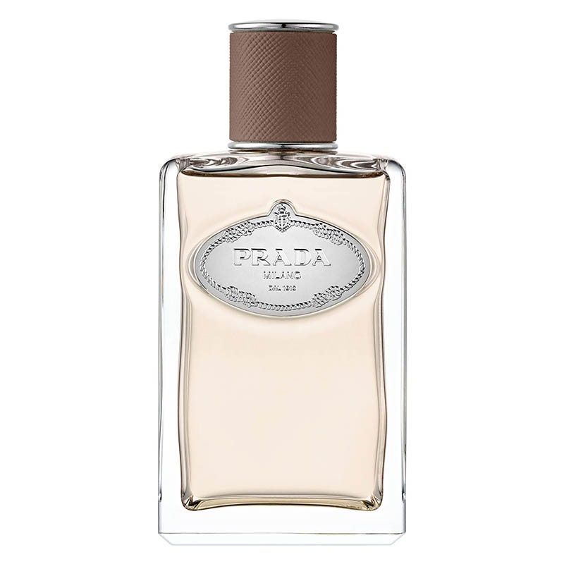 Prada Infusion de Vanille Eau de Parfum: Eine glasklare, quadratische Parfümflasche gefüllt mit Parfüm auf weißem Hintergrund