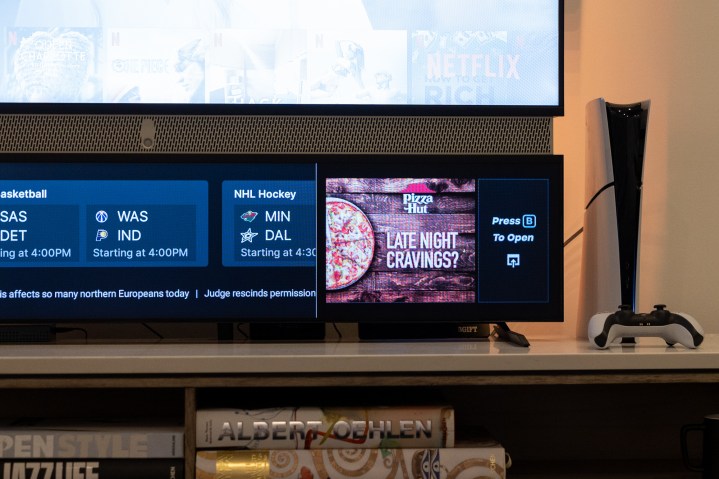 Das sekundäre Smart Display im Fernsehen zeigt neben Sportergebnissen auch Werbung für Pizza Hut.