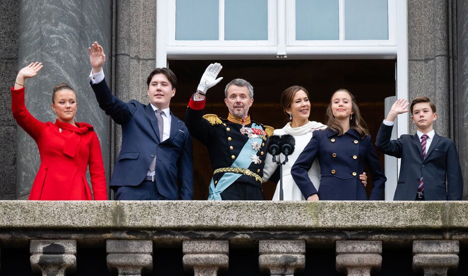 Die dänische Königsfamilie winkt vom Balkon