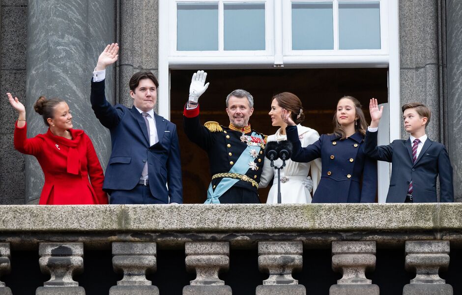 Die dänische Königsfamilie winkt vom Balkon