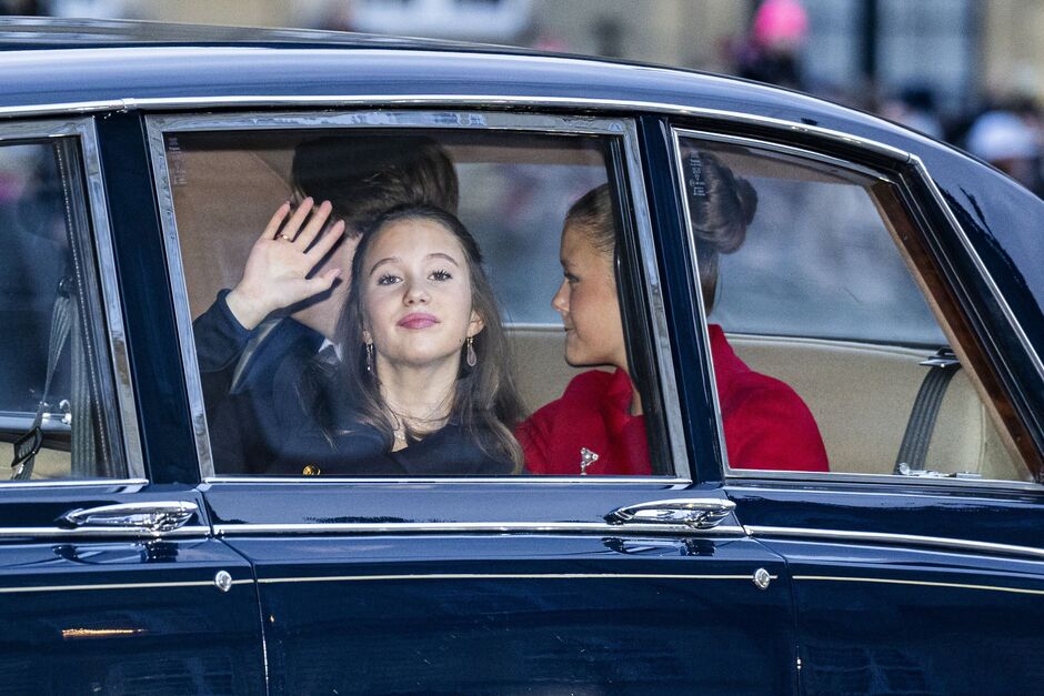 Prinzessin Josephine winkt aus dem Auto
