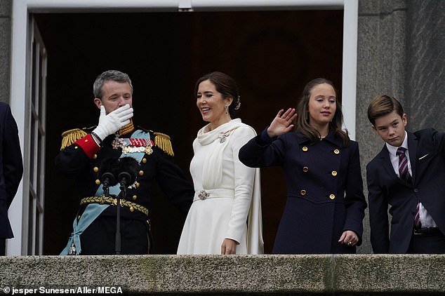 Königin Mary lacht, als sie mit ihrer Familie auf dem Balkon von Schloss Christiansborg steht