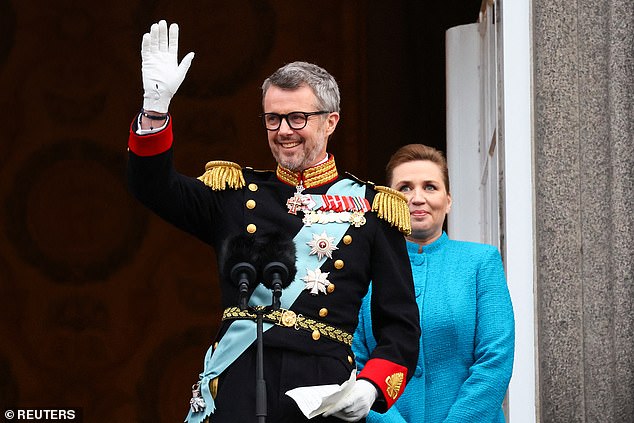 König Frederik X. trug traditionelle Militärkleidung, verziert mit zahlreichen Medaillen, Goldfäden und einer hellblauen Schärpe