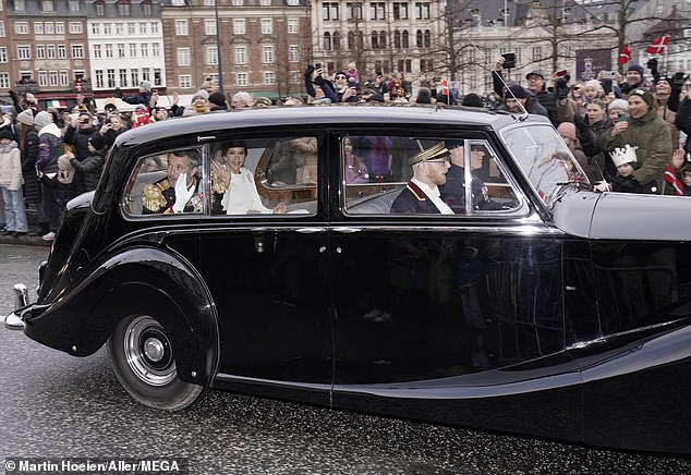 Mary und Frederik reisten gemeinsam in einem Rolls-Royce von 1958 von Amalienborg aus, gefolgt von Königin Margrethe in einer Kutsche, die den Palast von Christian IX. verließ