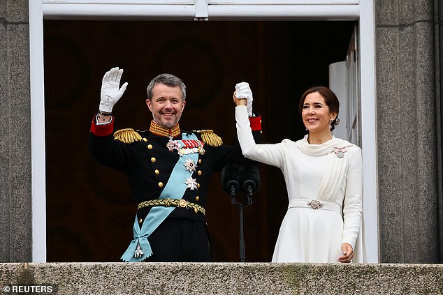 Der neue König und die neue Königin von Dänemark grinsten die Menschenmenge unten auf Schloss Christiansborg an