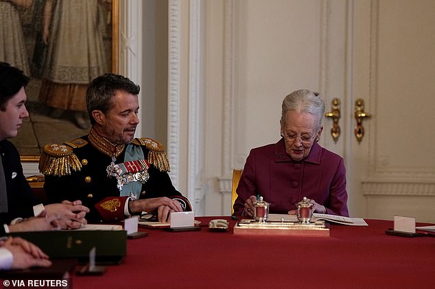 Königin Margrethe unterzeichnet nach 52 Jahren Herrschaft im Staatsrat auf Schloss Christiansborg eine Abdankungserklärung