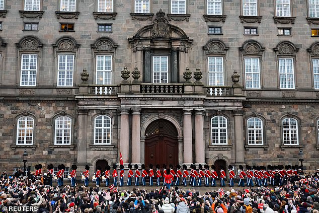 Vor der Abdankung Margrethes zieht eine Prozession am Schloss Christiansborg vorbei