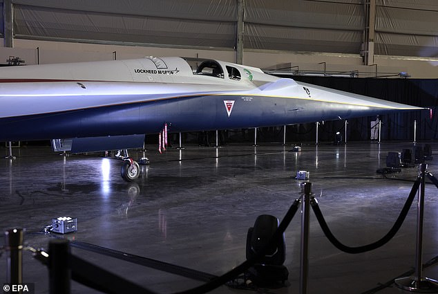 Die dünne, sich verjüngende Nase der X-59 macht fast ein Drittel ihrer Länge aus und bricht die Stoßwellen auf, die normalerweise dazu führen würden, dass ein Überschallflugzeug einen Überschallknall verursacht