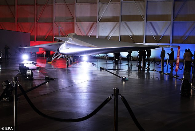 Wenn die X-59 QueSST für den kommerziellen Flugverkehr freigegeben wäre, könnte sie in nur drei Stunden von London nach New York fliegen, ohne einen lauten Überschallknall auszulösen, wie es bei der Concorde in ihrer 27-jährigen Geschichte der Fall war
