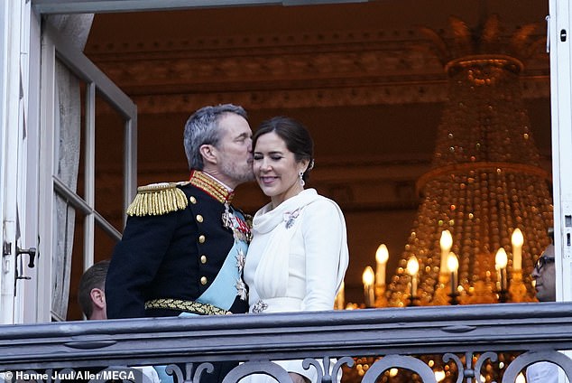 Auch der frisch gekrönte König und die Königin von Dänemark – Frederik und Maria – gaben sich einen weiteren sanften Kuss