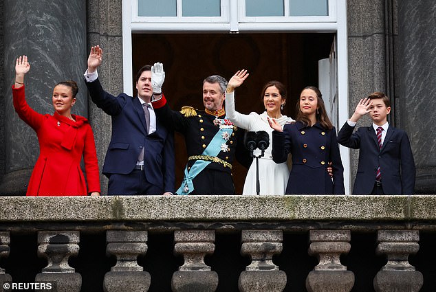 Die Kinder des neuen Königs und der neuen Königin von Dänemark feierten heute gemeinsam mit ihren Eltern auf dem Balkon von Schloss Christiansborg die bedeutsame Veränderung