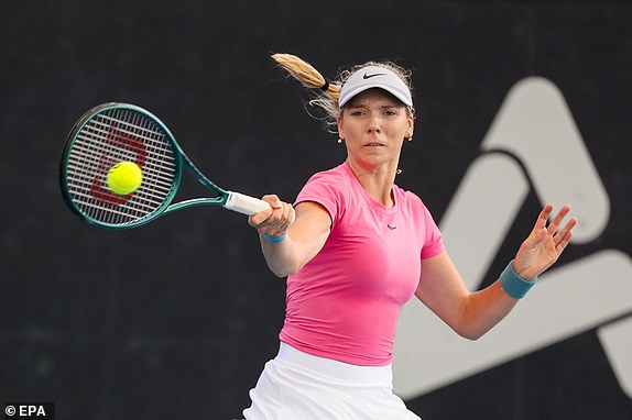 epa11063785 Katie Boulter of Britain in action against Ana Bogdan of Romaina during their match at the 2024 Adelaide International at Memorial Drive Tennis Centre in Adelaide, Australia, 08 January 2024.  EPA/MATT TURNER  AUSTRALIA AND NEW ZEALAND OUT