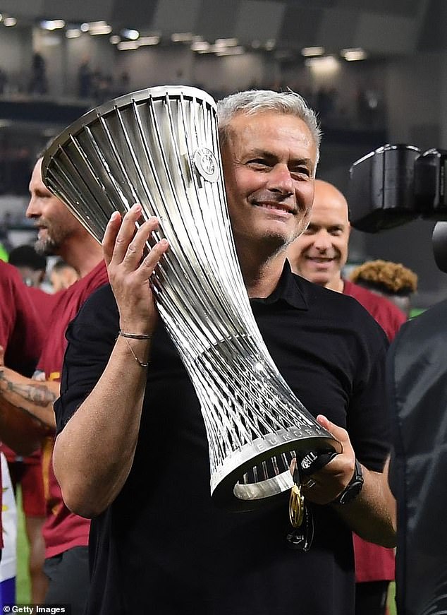 Mourinho war etwas mehr als zweieinhalb Jahre in dieser Rolle tätig und gewann 2022 den Titel der Europa Conference League, bevor er sein Team 2023 ins Europa-League-Finale führte