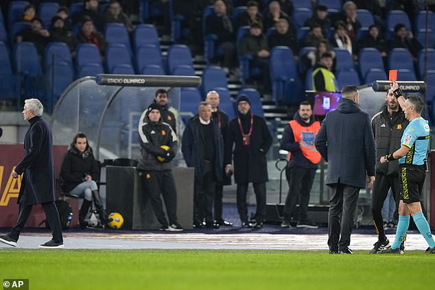 Mourinhos Disziplinarprobleme traten in dieser Saison regelmäßig in den Vordergrund, wobei der portugiesische Trainer in der Saison 2023/24 bereits fünf Mal vom Platz gestellt wurde
