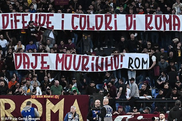 Nach ihrem europäischen Erfolg blieb er bei den Roma-Anhängern allgemein beliebt. Auf einem Banner oben stand: „Wer die Farben Roms verteidigt, ist unser Verbündeter.“  Gehen Sie Mourinho'