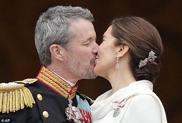 Das Paar, Königin Mary, eine Vision von Eleganz in ganz Weiß, küsst den neuen König, nachdem er von Premierministerin Mette Frederiksen zum dänischen Monarchen erklärt wurde