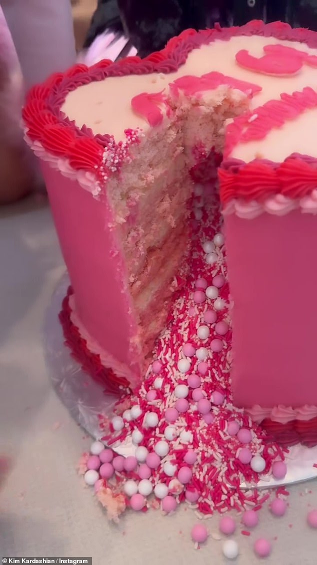 Der Kuchen war voller rosa und weißer Süßigkeiten