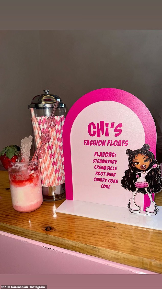 Außerdem wurden Chi's Fashion Floats in den Geschmacksrichtungen Erdbeere, Creamsicle, Root Beer, Cherry Coke und Coca-Cola serviert.  „Mein kleines Mädchen ist 6!!“  Kim überschrieb ein Foto und fügte zwei rosa Herz-Emojis hinzu