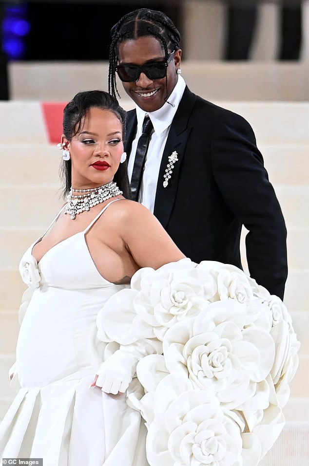 Rihanna und A$AP Rocky sind seit etwa 2020 immer erfolgreicher, bestätigten die Beziehung jedoch erst im Mai 2021, als er sie in einem GQ-Interview die „Liebe meines Lebens“ nannte;  gesehen im Mai 2023 in NYC