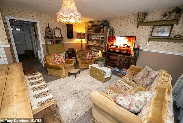 Die Mutter kaufte ihr dreiteiliges Sofa von 1955 für 500 £ (im Bild) und einen Kleiderschrank für 30 £ für das Zimmer ihres Sohnes auf dem Facebook-Marktplatz