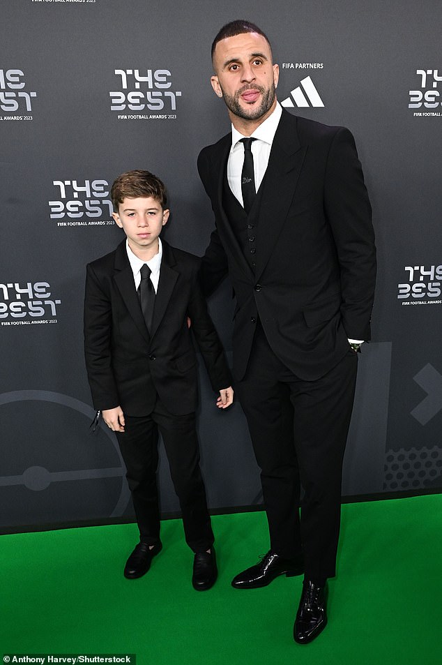Kyle nahm später an den „Best FIFA Football Awards“ teil, wo er seinen ältesten Sohn Roman mitnahm, während dieser die Aufregung um sein Privatleben hinter sich ließ (Bild)