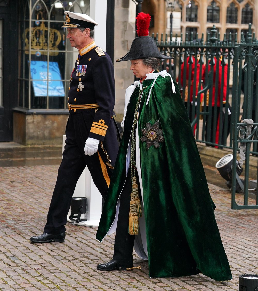 Prinzessin Anne zögerte, den riesigen Hut zu tragen, der Prinz Harrys Sicht bei der Krönung 760 versperrte