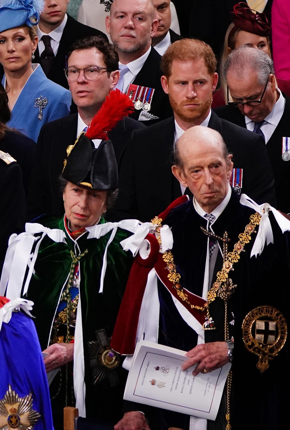 Prinzessin Anne zögerte, den riesigen Hut zu tragen, der Prinz Harrys Sicht bei der Krönung 761 versperrte