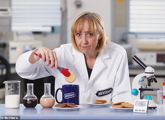 McVitie's hat die britische Wissenschaftlerin Dr. Helen Pilcher im Rahmen einer Werbekampagne zu ihrer Chief Dunking Officer (CDO) ernannt, um zu verhindern, dass britische Kekse zu einem ungenießbaren Brei am Boden Ihrer Tasse werden