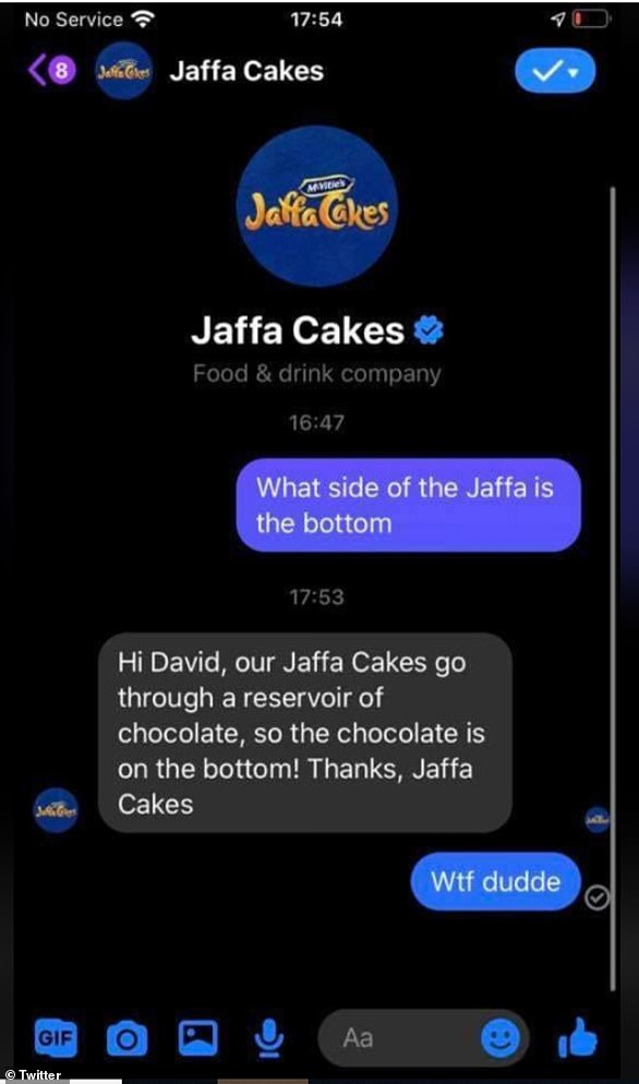 In einem Screenshot einer Twitter-Konservierung, die weithin in britischen Facebook-Gruppen geteilt wurde, schien McVitie's bestätigt zu haben, dass sich Schokolade am Boden eines Jaffa-Kuchens befindet