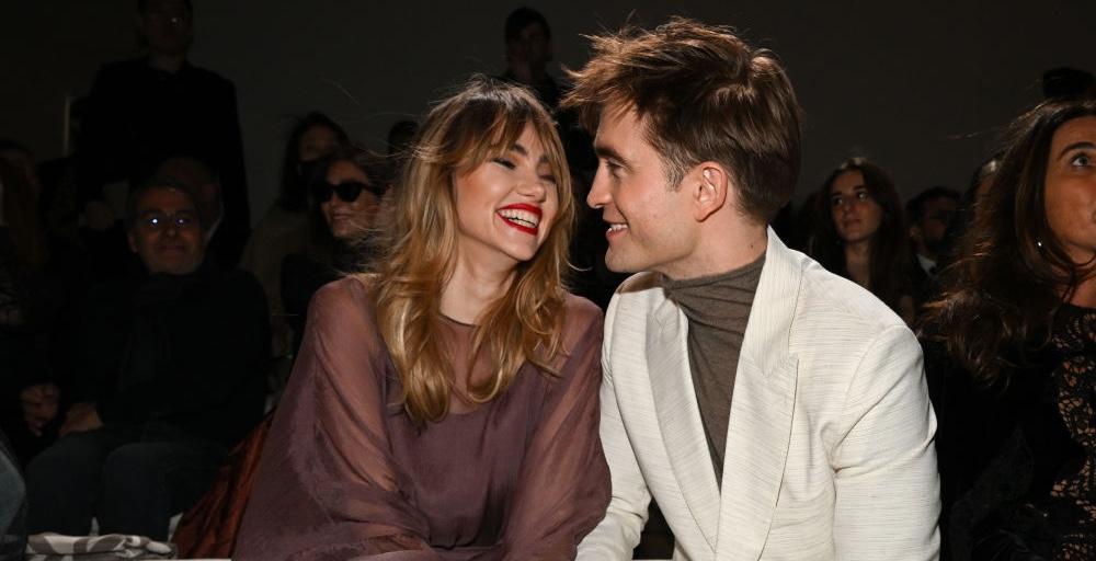 Suki Waterhouse und Robert Pattinson bei der Dior-Modenschau in Ägypten im Dezember 2022