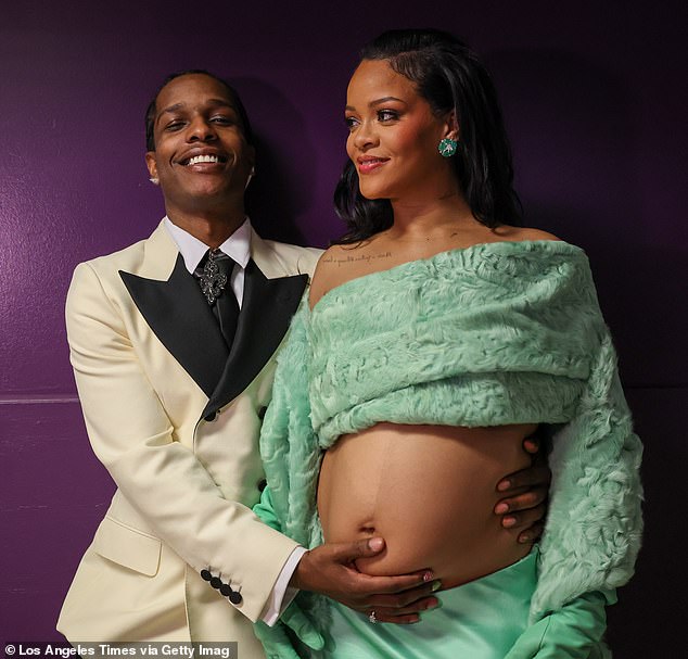 Nach einem triumphalen Live-Auftritt bei den 95. Oscar-Verleihungen im März präsentierte Rihanna (im Bild neben A$AP Rocky) ihren Babybauch in einem grünen Seidenrock und einem Schal, während sie mit dem Rapper eine Reihe von Schnappschüssen bei der mit Stars besetzten Veranstaltung machte