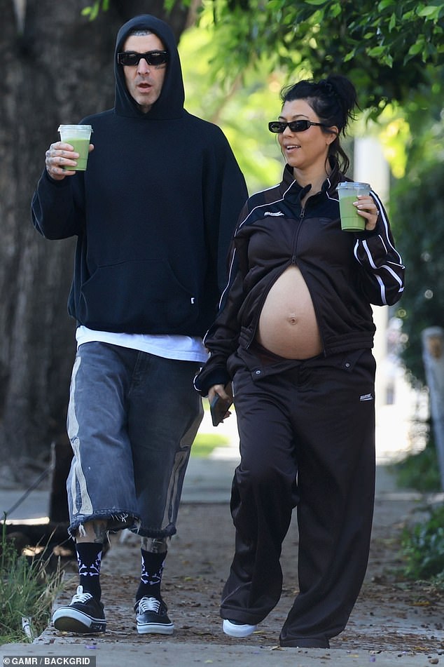 Blooming: Kourtney Kardashian zeigte im August 2023 bei einem unauffälligen Ausflug mit Ehemann Travis Barker ihren wachsenden Babybauch