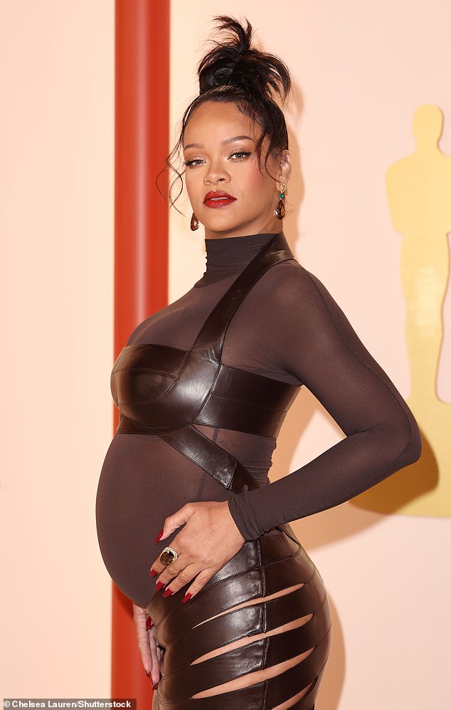 Bei der 95. jährlichen Oscar-Verleihung in Los Angeles stellte Rihanna ihren Babybauch in einem transparenten Lederlook voll zur Schau