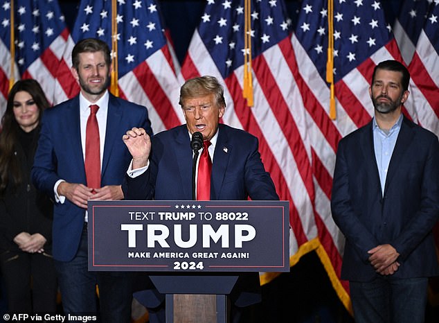 Donald Trump gewann am Montag den Caucus in Iowa mit einem überwältigenden Sieg über die republikanischen Rivalen Gouverneur Ron DeSantis, Nikki Haley und Vivek Ramaswamy