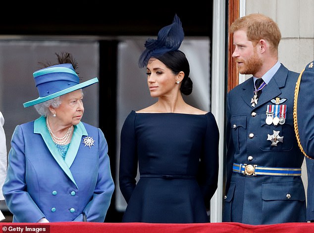 Ein Mitarbeiter von Königin Elizabeth sagte, sie sei „so wütend, wie ich sie noch nie gesehen habe“, nachdem Harry und Meghan öffentlich erklärt hatten, dass sie ihren privaten Familien-Spitznamen nicht verwendet hätten, wenn sie sie nicht „unterstützt“ hätte.