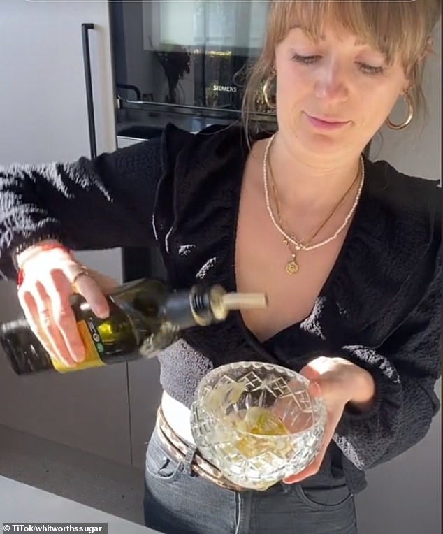 Olivenöl, Meersalz und Eis beeindruckten einen Content-Ersteller während eines Reaktionsvideos auf TikTok.  Die in West-Yorkshire ansässige Benutzerin, die auf TikTok unter @whitworthssugar bekannt ist, nutzt die Plattform häufig, um ihre Gedanken zu neuen Desserttrends mitzuteilen
