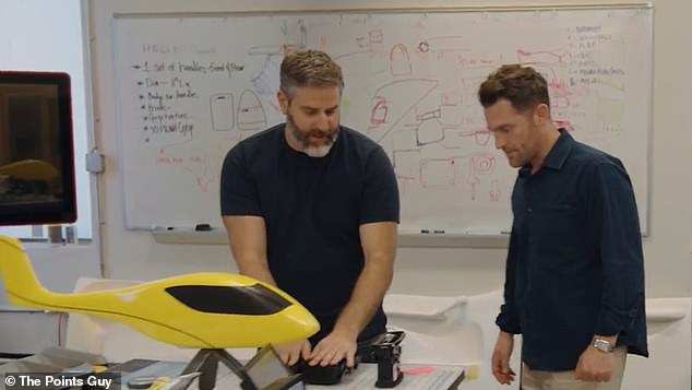 Uri Tzarnotzky, Direktor für Produktdesign bei Wisk, demonstriert, wie er 3D-Drucker verwendet, um Prototypen zu bauen und zu untersuchen, einschließlich Vorrichtungen im Flugzeug