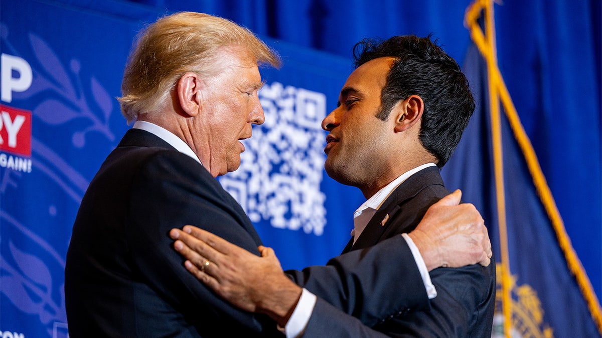 Trump und Vivek umarmen sich
