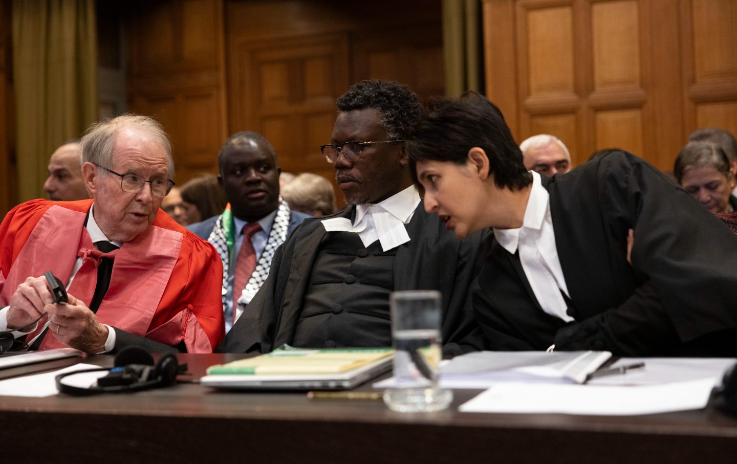 Die südafrikanischen Delegationsmitglieder John Dugard, Tembeka Ngcukaitobi und Adila Hassimon bereiten sich auf die heutigen Anhörungen zum Standpunkt Israels vor, da Südafrika am 12. Januar den Internationalen Gerichtshof gebeten hat, Maßnahmen zu mutmaßlichen Menschenrechtsverletzungen durch Israel im Gazastreifen anzugeben , 2024, in Den Haag, Niederlande.