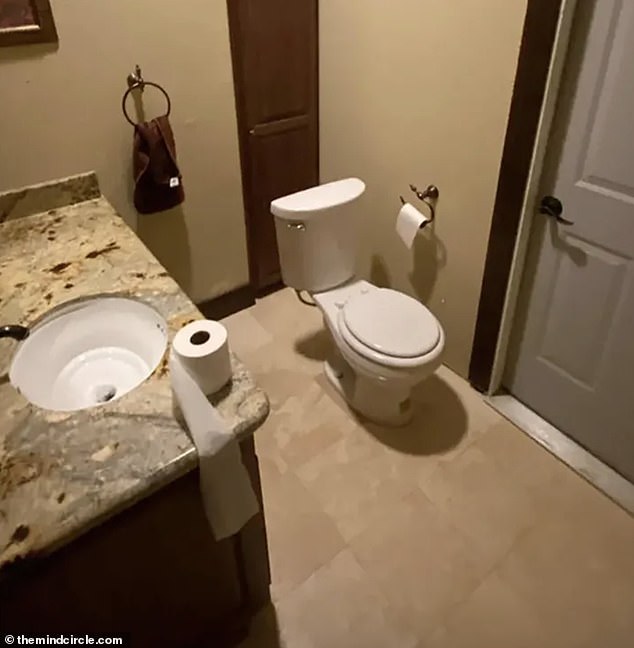 Keine Planung!  Eine Toilette wurde seltsamerweise in der Mitte eines Badezimmers platziert, damit sich die Schranktür dahinter öffnen lässt