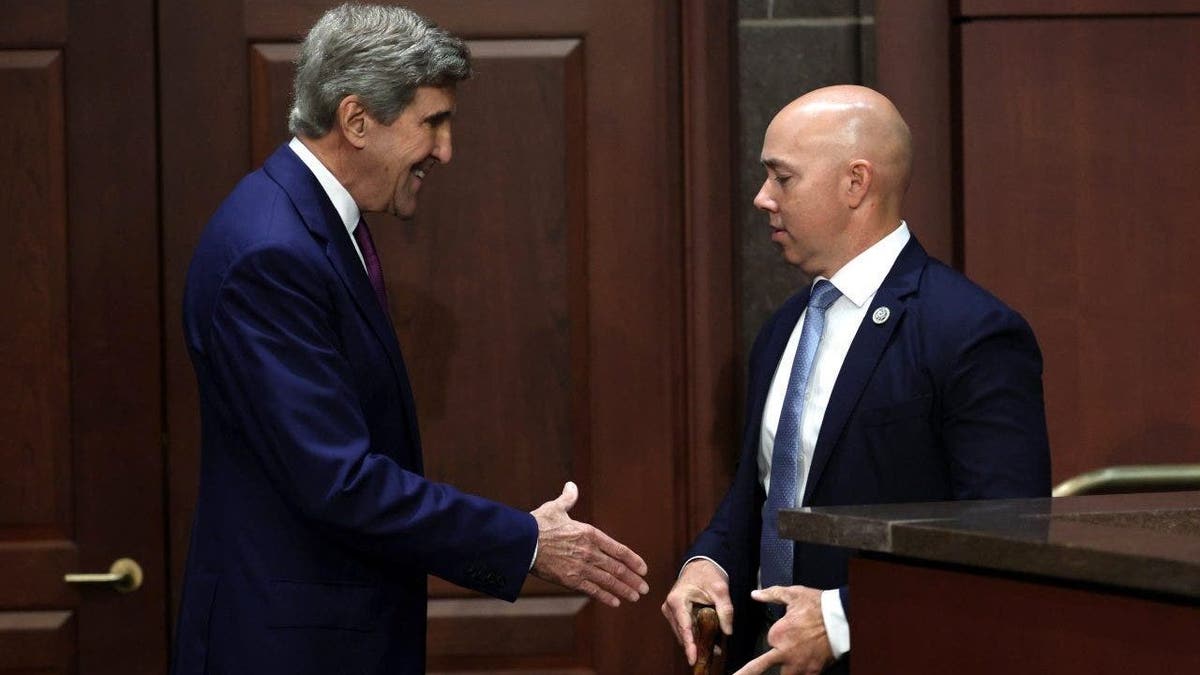 John Kerry (l.) und Rep. Brian Mast (r.-fl.) (r.)