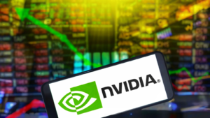 Das Logo der Nvidia Corporation (NVDA) wird auf dem Smartphone mit Börsendiagramm-Hintergrund angezeigt.  Nvidia ist ein weltweit führender Anbieter von Hardware und Software für künstliche Intelligenz