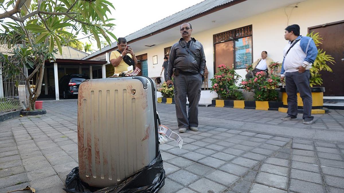 Blutiger Koffer im Müll im St. Regis Resort auf Bali