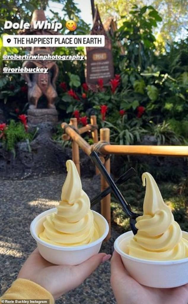 Rorie teilte auch ein Foto des passenden gelben Eises, das sie gekauft hatten, und betitelte es mit ein paar süßen Worten: „Der glücklichste Ort der Welt“